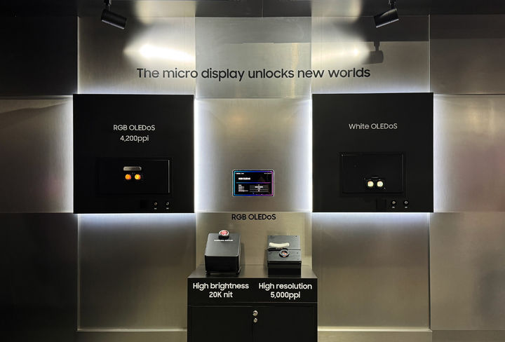 [서울=뉴시스]삼성디스플레이가 'AWE USA 2025'에서 전시하는 고해상도(5000PPI), 고휘도(2마니트) 등 최신 올레도스 제품의 모습. (사진=삼성디스플레이 제공) 2025.07.02. photo@newsis.com *재판매 및 DB 금지