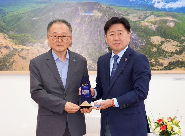 [제주=뉴시스] 오영훈(오른쪽) 제주지사와 이상률 전 한국항공우주연구원장이 명예도민증 수여식을 마친 뒤 기념 촬영을 하고 있다. (사진=제주도 제공) 2025.07.02. photo@newsis.com *재판매 및 DB 금지