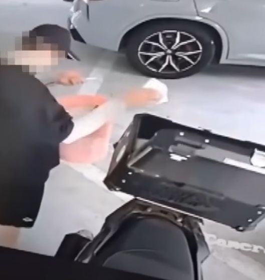 [서울=뉴시스] 한 남성이 남의 오토바이 수납함에 몰래 쓰레기를 버린 사건이 제보를 통해 알려졌다. (사진 = 'JTBC News' 유튜브 캡처) 2025.07.02. *재판매 및 DB 금지 *재판매 및 DB 금지