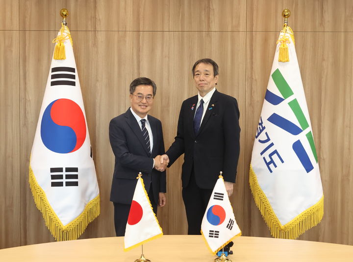 [수원=뉴시스] 2일 오후 김동연 경기도지사가 도청 집무실에서 미즈시마 코이치 주한 일본 대사와 기념 촬영을 하고 있다. (사진=경기도 제공) 2025.07.02. photo@newsis.com *재판매 및 DB 금지