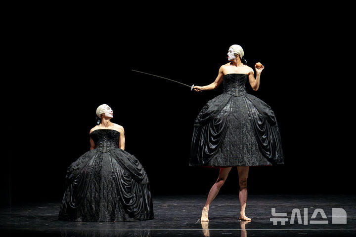  [서울=뉴시스]'젝스 탄츠'(Sechs Tanze·여섯 개의 독일 무곡)에서 남성 무용수들이 검은 드레스를 장착하고 춤을 추고 있다. (사진=국립발레단 제공)