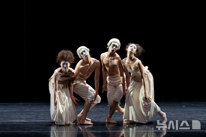  [서울=뉴시스]'젝스 탄츠'(Sechs Tanze·여섯 개의 독일 무곡)에서 남녀 무용수들이 괴기하고 우스꽝스러운 춤을 추고 있다. (사진=국립발레단 제공)