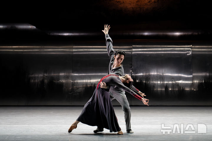  [서울=뉴시스]'잊혀진 땅'(Forgotten Land)에서 남녀 무용수의 파드되(2인무). (사진=국립발레단 제공)