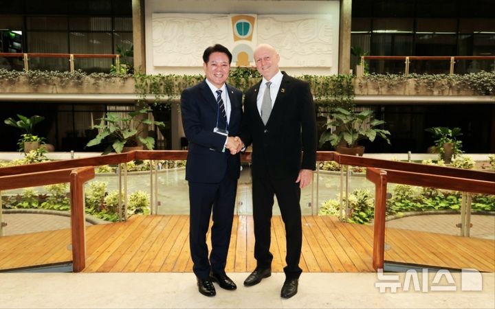 [안양=뉴시스] 최대호 안양시장(사진 왼쪽)이 스테판 브루너 코스타리카 제1부통령을 만난 가운데 악수를 하고 있다. (사진=안양시 제공).2025.07.02. photo@newsis.com *재판매 및 DB 금지