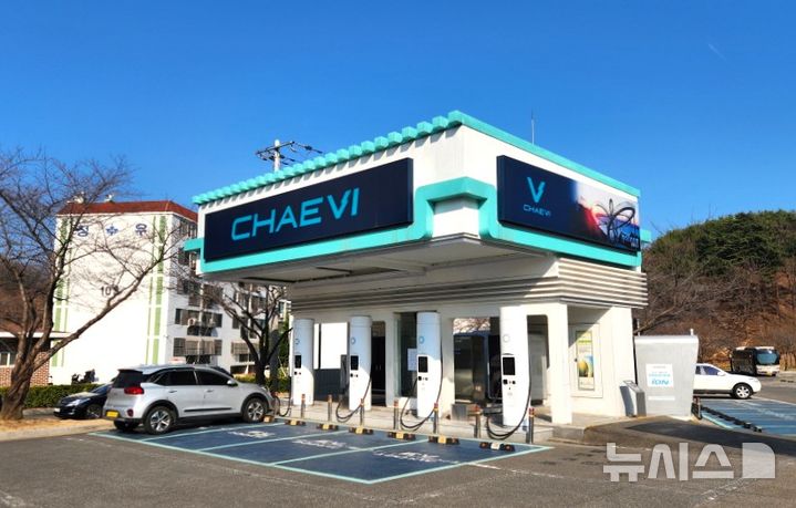 [포항=뉴시스] 송종욱 기자 = 경북 포항시가 하반기 전기차 480대를 추가 보급하기 위해 오는 10일부터 신청을 받는다. 사진은 북구 환호동에 있는 전기차 충전소 모습. (사진=포항시 제공) 2025.07.02. photo@newsis.com