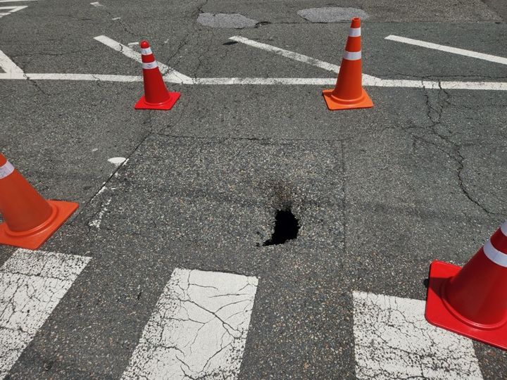 [부산=뉴시스] 2일 오후 부산 동래구 온천동의 한 도로에서 지름 40cm 크기의 땅꺼짐이 발생했다. (사진=부산경찰청 제공) 2025.07.02. photo@newsis.com&nbsp; *재판매 및 DB 금지