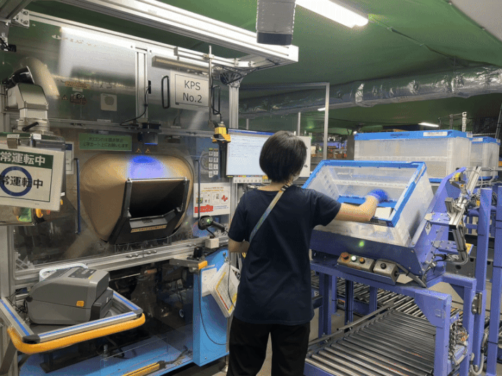 [지바=뉴시스]전병훈 기자 = 지난달 30일 찾은 지바 미나토 아마존풀필먼트 센터에서 작업자가 아마존이 개발한 자동 포장 시스템에 상품을 넣고 있다. *재판매 및 DB 금지 *재판매 및 DB 금지