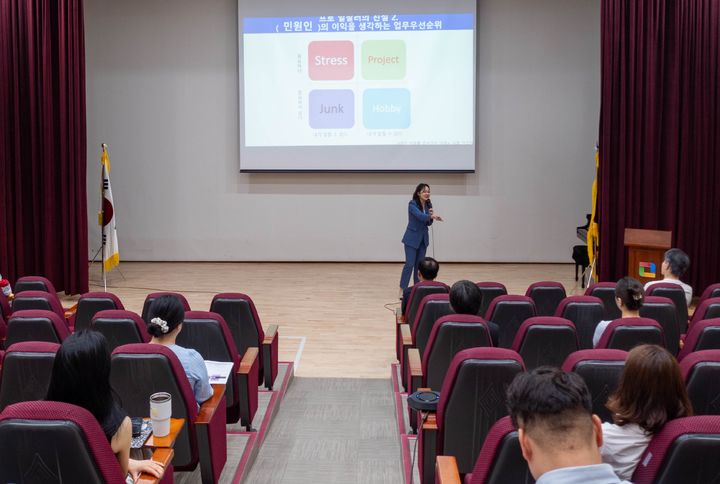 경남문화예술진흥원, 지난 1일 전 직원 대상 친절교육 실시.(사진=경남문화예술진흥원 제공) 2025.07.02. *재판매 및 DB 금지