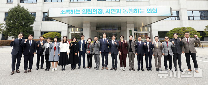 [안양=뉴시스] 안양시 의회가 제9대 후반기 개원 1주년을 맞은 가운데 의원 모두가 모여 기념 촬영을 하고 있다. (사진=안양시 제공).2025.07.02. photo@newsis.com *재판매 및 DB 금지