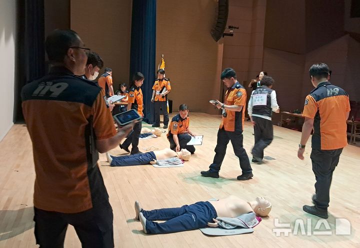 [창원=뉴시스]2일 경남도청 신관 대강당에서 제50주년 민방위대 창설 기념 ‘제14회 경상남도 민방위 실기경진대회’가 열리고 있다.(사진=경남도 제공) 2025.07.02. photo@newsis.com