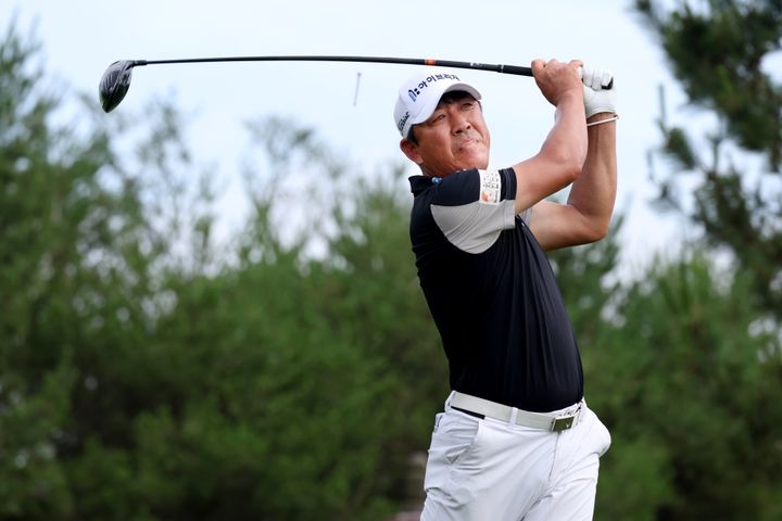 한국프로골프(KPGA) 챔피언스투어의 최고 권위 대회인 KPGA 시니어 선수권대회(총상금 3억원) 첫날 단독 선두에 오른 김형민. 2025.07.02.. (사진=KPGA 제공) *재판매 및 DB 금지