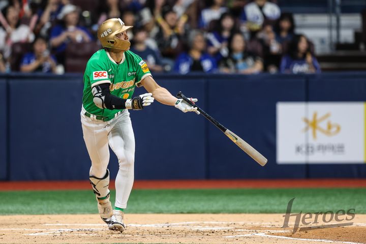 [서울=뉴시스] 프로야구 키움 히어로즈 송성문이 6월28일 서울 고척스카이돔에서 열린 2025 신한 쏠뱅크 KBO리그 삼성 라이온즈와의 경기에서 홈런 타구를 바라보고 있다. (사진=키움 히어로즈 제공) 2025.06.28. *재판매 및 DB 금지