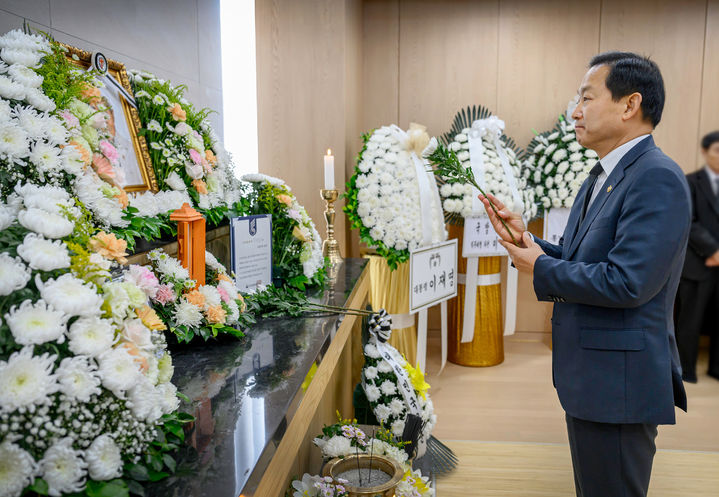 [서울=뉴시스] 이두희 국방부장관 직무대행은 2일 별세한 탈북 국군포로의 빈소를 찾아 조문했다. (사진=국방부 제공) 2025.07.02. photo@newsis.com *재판매 및 DB 금지