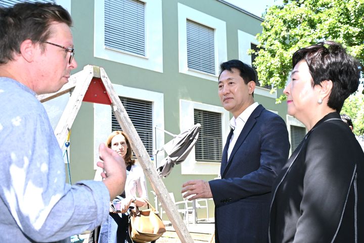 [빈(오스트리아)=뉴시스] 오세훈 서울시장이 2일(현지 시각) 빈의 장애인 주거시설 관계자와 주거, 돌봄, 요양 등 대화를 나누고 있다.(제공=서울시)