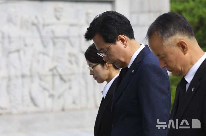 [서울=뉴시스] 박주성 기자 = 송언석 국민의힘 비상대책위원장 겸 원내대표를 비롯한 지도부가 2일 서울 동작구 국립서울현충원 현충탑을 참배하고 있다. 2025.07.02. park7691@newsis.com