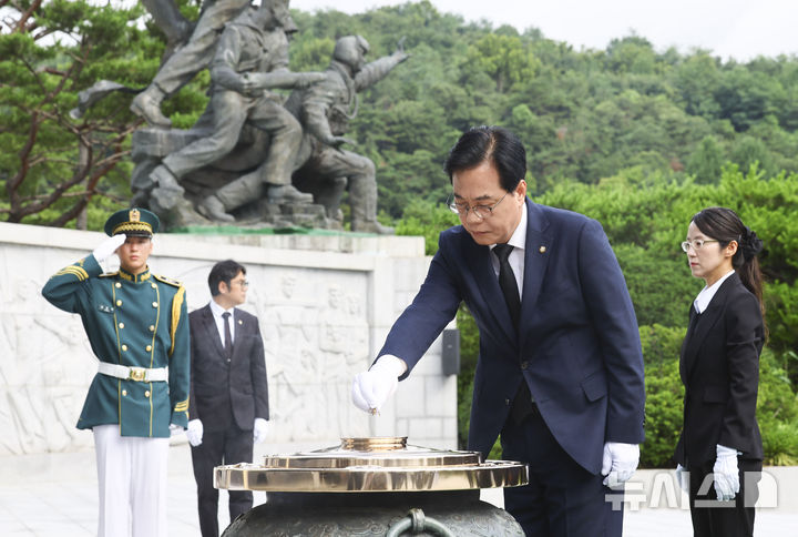 [서울=뉴시스] 박주성 기자 = 송언석 국민의힘 비상대책위원장 겸 원내대표를 비롯한 지도부가 2일 서울 동작구 국립서울현충원 현충탑을 참배하고 있다. 2025.07.02. park7691@newsis.com