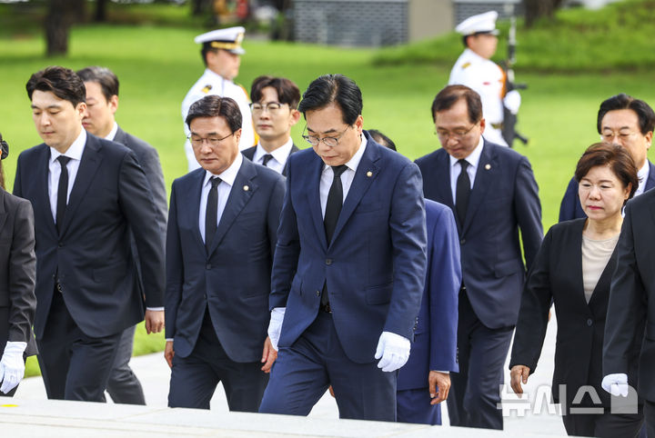 [서울=뉴시스] 박주성 기자 = 송언석 국민의힘 비상대책위원장 겸 원내대표를 비롯한 지도부가 2일 서울 동작구 국립서울현충원에 참배하기 위해 이동하고 있다. 2025.07.02. park7691@newsis.com