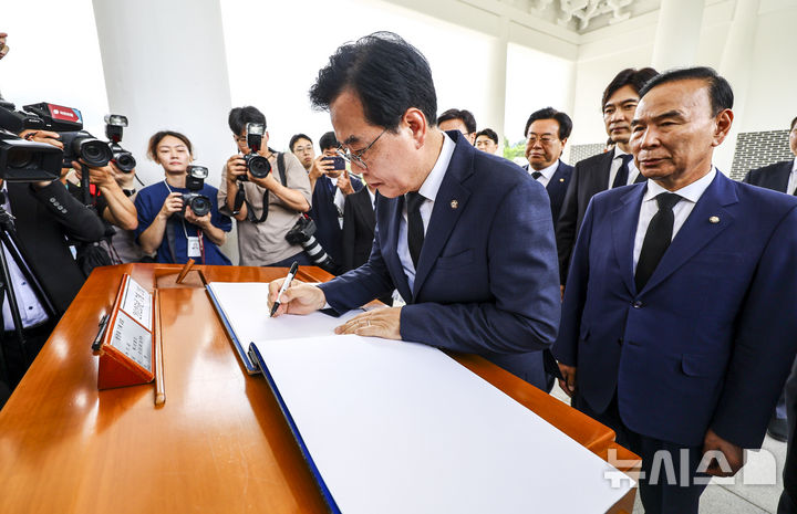 [서울=뉴시스] 박주성 기자 = 송언석 국민의힘 비상대책위원장 겸 원내대표가 2일 서울 동작구 국립서울현충원 현충탑을 참배한 뒤 방명록을 작성하고 있다. 2025.07.02. park7691@newsis.com