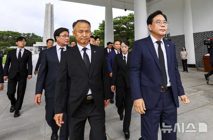 [서울=뉴시스] 박주성 기자 = 송언석 국민의힘 비상대책위원장 겸 원내대표를 비롯한 지도부가 2일 서울 동작구 국립서울현충원 현충탑에 참배를 마친 뒤 이동하고 있다. 2025.07.02. park7691@newsis.com