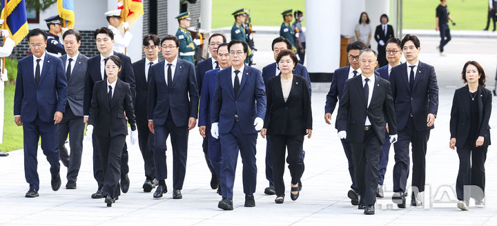 [서울=뉴시스] 박주성 기자 = 송언석 국민의힘 비상대책위원장 겸 원내대표를 비롯한 지도부가 2일 서울 동작구 국립서울현충원 현충탑을 참배하기 위해 이동하고 있다. 2025.07.02. park7691@newsis.com