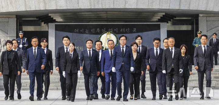 [서울=뉴시스] 박주성 기자 = 송언석 국민의힘 비상대책위원장 겸 원내대표를 비롯한 지도부가 2일 서울 동작구 국립서울현충원 현충탑을 참배를 마친 뒤 이동하고 있다. 2025.07.02. park7691@newsis.com