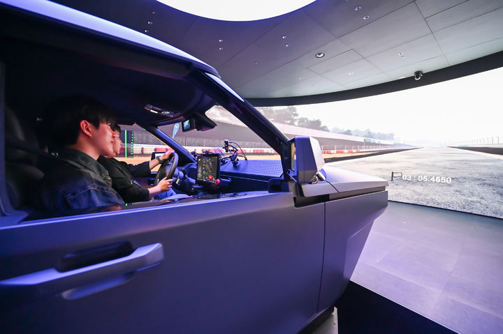 [서울=뉴시스] 현대자동차·기아가 3일 서울 강남구 현대자동차 강남대로 사옥에 ‘UX 스튜디오 서울’을 개관하고 사용자들과 함께 미래 모빌리티 경험을 설계하는 참여형 연구 거점으로 운영을 시작한다. 사진은 UX 스튜디오 서울 현장 모습. (사진=현대차·기아 커뮤니케이션센터 제공) 2025.07.02. photo@newsis.com *재판매 및 DB 금지