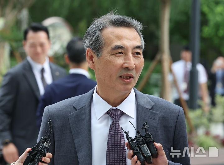 [서울=뉴시스] 배훈식 기자 = 윤석열 전 대통령의 부인 김건희 여사 의혹을 수사하는 민중기 특별검사가 2일 오전 서울 종로구 KT 광화문빌딩 WEST에 마련된 특검 사무실로 출근하며 취재진의 질문에 답하고 있다. 2025.07.02. dahora83@newsis.com