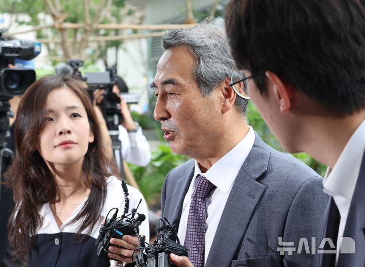 [서울=뉴시스] 배훈식 기자 = 윤석열 전 대통령의 부인 김건희 여사 의혹을 수사하는 민중기 특별검사가 2일 오전 서울 종로구 KT 광화문빌딩 WEST에 마련된 특검 사무실로 출근하며 취재진의 질문을 받고 있다. 2025.07.02. dahora83@newsis.com