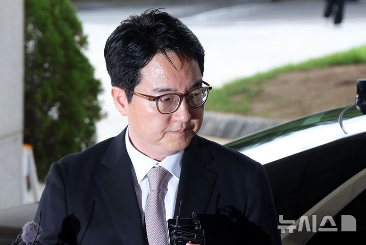 [서울=뉴시스] 홍효식 기자 = 사의를 표명한 심우정 검찰총장이 2일 오전 서울 서초구 대검찰청으로 출근하며 취재진 질문에 답하고 있다. 2025.07.02. yesphoto@newsis.com