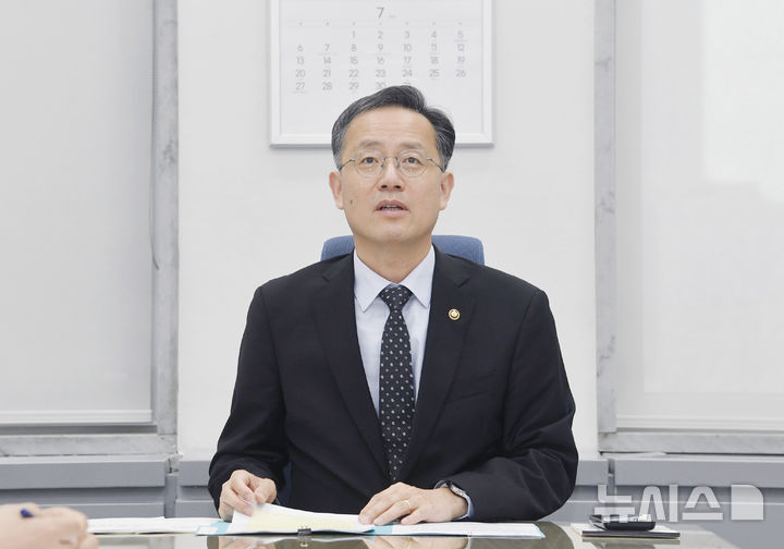 [서울=뉴시스] 이형일 기획재정부 장관 직무대행 1차관이  2일 서울 영등포구 국회의사당에서 열린 제49차 물가관계차관회의를 주재하고 있다. (사진=기획재정부 제공) 2025.07.02. photo@newsis.com