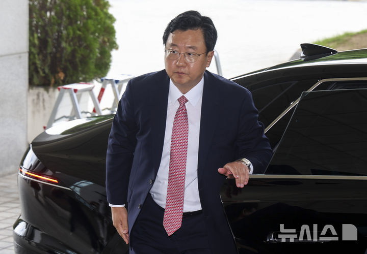 [서울=뉴시스] 홍효식 기자 = 서울중앙지검장으로 임명된 정진우 서울북부지검장이 2일 오전 서울 서초구 대검찰청으로 출근하고 있다. 2025.07.02. yesphoto@newsis.com