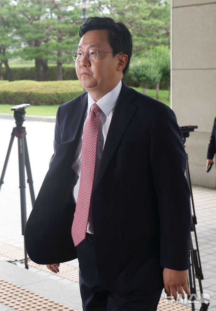 [서울=뉴시스]홍효식 기자 = 서울중앙지검장으로 임명된 정진우 서울북부지검장이 4일 오전 서울 서초구 대검찰청으로 출근하고 있다. 2021.03.04. yesphoto@newsis.com