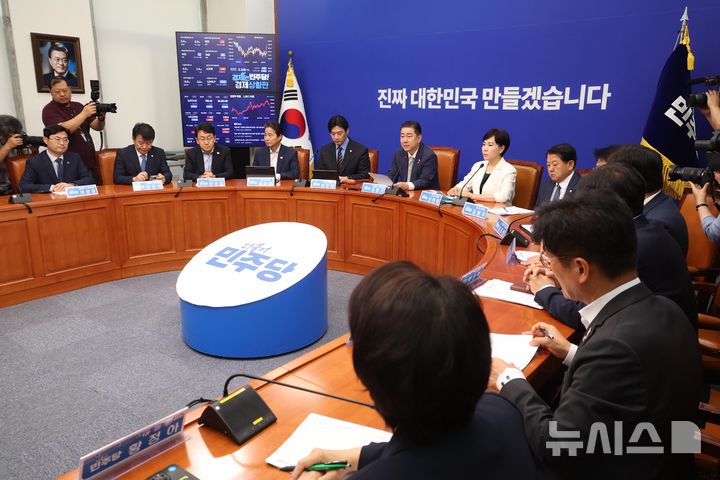 [서울=뉴시스] 조성봉 기자 = 김병기 더불어민주당 당대표 직무대행 겸 원내대표가 2일 오전 서울 여의도 국회에서 열린 최고위원회의에서 발언을 하고 있다. 2025.07.02.suncho21@newsis.com