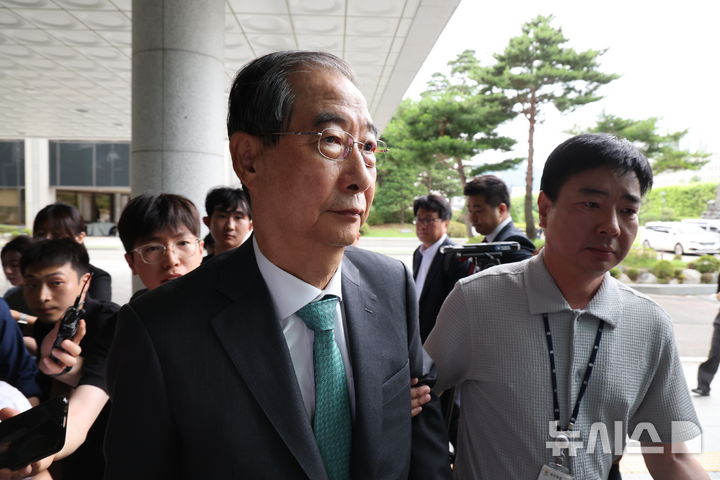 [서울=뉴시스] 조성우 기자 =12·3 비상계엄 관련 국무회의에 참석한 국무위원들에 대한 수사를 진행 중인 내란 특검이 19일 한덕수 전 국무총리를 소환한다. 한 전 총리가 지난달 2일 서울 서초구 서울고검에 마련된 내란특검 사무실에 조사를 받기 위해 출석하고 있다. 2025.07.02. xconfind@newsis.com