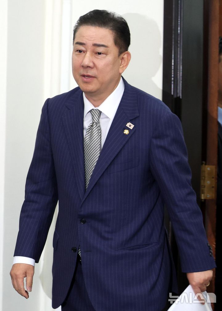 [서울=뉴시스] 조성봉 기자 = 김병기 더불어민주당 당대표 직무대행 겸 원내대표가 2일 오전 서울 여의도 국회에서 열린 최고위원회의에 참석하고 있다. 2025.07.02.suncho21@newsis.com