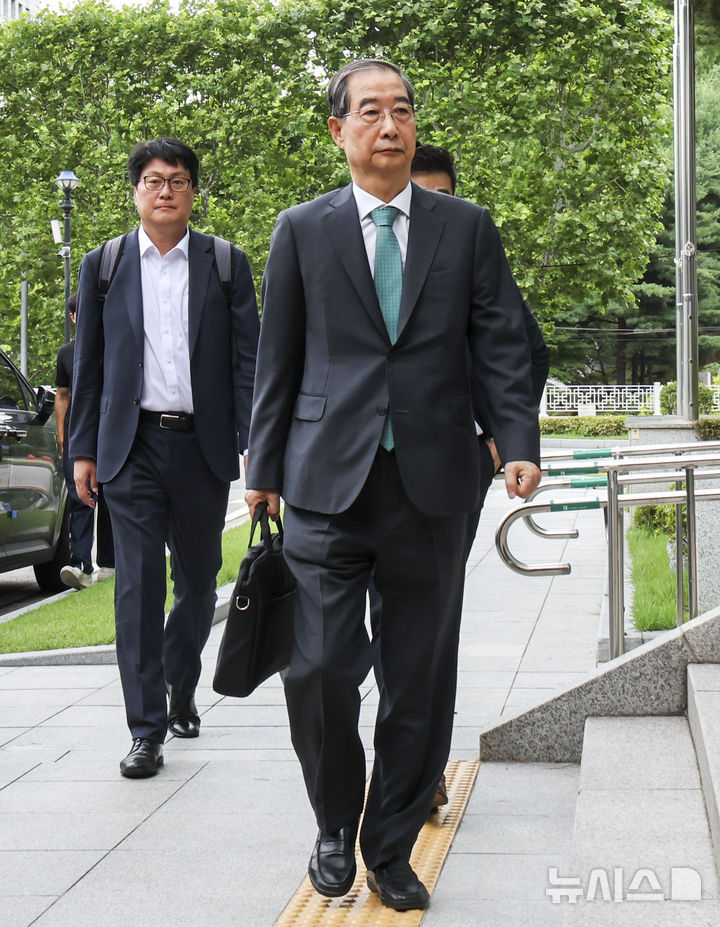 [서울=뉴시스] 조성우 기자 = 한덕수 전 국무총리가 2일 서울 서초구 서울고검에 마련된 내란특검 사무실에 조사를 받기 위해 출석하고 있다. 2025.07.02. xconfind@newsis.com