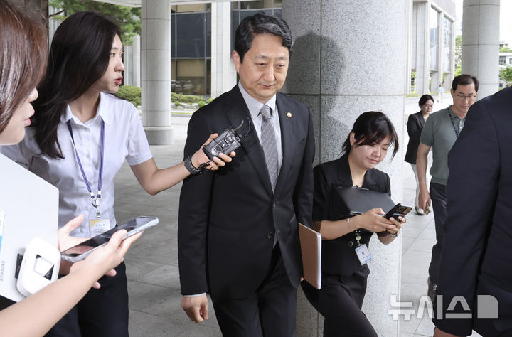[서울=뉴시스] 조성우 기자 = 안덕근 산업통상자원부 장관이 2일 서울 서초구 서울고검에 마련된 내란특검 사무실에 조사를 받기 위해 출석하고 있다. 2025.07.02. xconfind@newsis.com