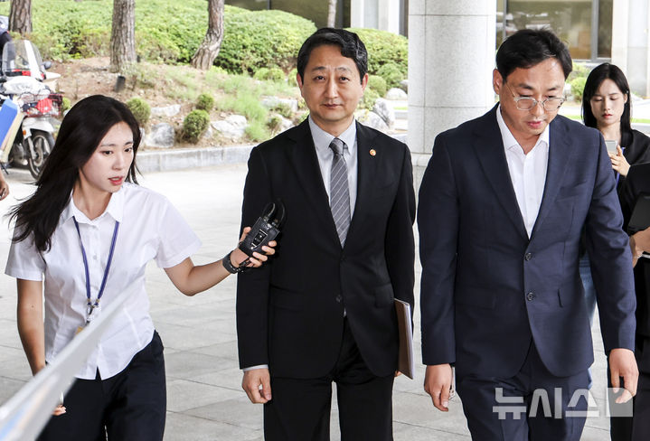 [서울=뉴시스] 조성우 기자 =  12·3 비상계엄 사태 관련 내란·외환 혐의를 수사하는 내란 특검에 소환된 안덕근 산업통상자원부 장관이 출석 약 10시간 만에 귀가했다. 사진은 안덕근 산업통상자원부 장관이 2일 서울 서초구 서울고검에 마련된 내란특검 사무실에 조사를 받기 위해 출석하는 모습. 2025.07.02. xconfind@newsis.com
