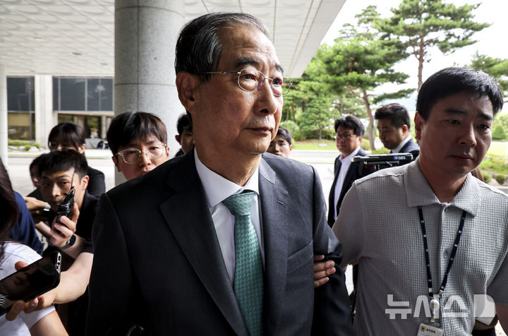 [서울=뉴시스] 조성우 기자 = 한덕수 전 국무총리가 지난달 2일 서울 서초구 서울고검에 마련된 내란특검 사무실에 조사를 받기 위해 출석하고 있다. 2025.07.02. xconfind@newsis.com