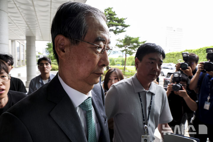 [서울=뉴시스] 조성우 기자 = 한덕수 전 국무총리가 지난 2일 서울 서초구 서울고검에 마련된 내란특검 사무실에 조사를 받기 위해 출석하고 있다. 2025.07.02. xconfind@newsis.com