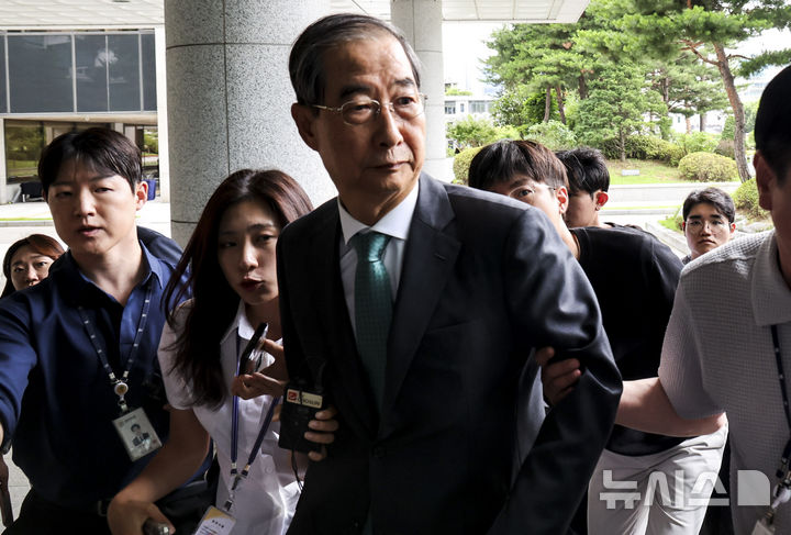 [서울=뉴시스] 조성우 기자 = 한덕수 전 국무총리가 2일 서울 서초구 서울고검에 마련된 내란특검 사무실에 조사를 받기 위해 출석하고 있다. 2025.07.02. xconfind@newsis.com
