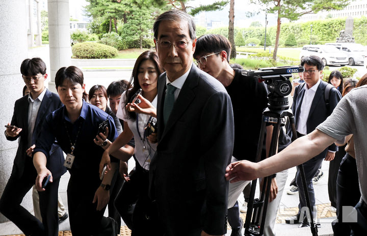 [서울=뉴시스] 조성우 기자 = 한덕수 전 국무총리가 2일 서울 서초구 서울고검에 마련된 내란특검 사무실에 조사를 받기 위해 출석하고 있다. 2025.07.02. xconfind@newsis.com