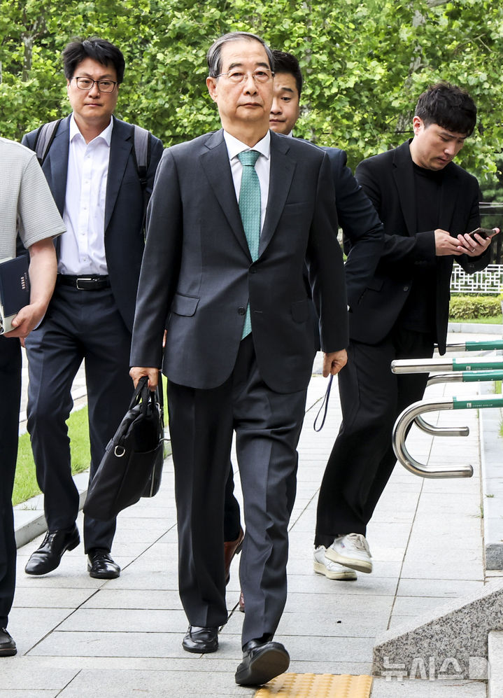 [서울=뉴시스] 조성우 기자 = 한덕수 전 국무총리가 2일 서울 서초구 서울고검에 마련된 내란특검 사무실에 조사를 받기 위해 출석하고 있다. 2025.07.02. xconfind@newsis.com