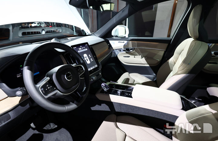 [서울=뉴시스] 박주성 기자 = 볼보자동차코리아가 2일 서울 광진구 비스타 워커힐에서 신형 XC90를 국내 최초 공개하고 있다. 2025.07.02. park7691@newsis.com