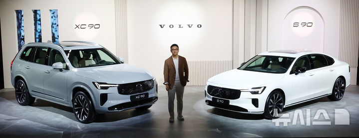 [서울=뉴시스] 박주성 기자 = 볼보자동차코리아가 2일 서울 광진구 비스타 워커힐에서 신형 XC90 과 S90을 국내 최초 공개해 이윤모 볼보자동차코리아 대표이사가 포즈를 취하고 있다. 2025.07.02. park7691@newsis.com