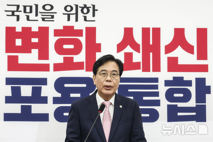 [서울=뉴시스] 고승민 기자 = 송언석 국민의힘 비상대책위원장 겸 원내대표가 2일 서울 여의도 국회에서 열린 취임 기자회견에서 발언하고 있다. 2025.07.02. kkssmm99@newsis.com