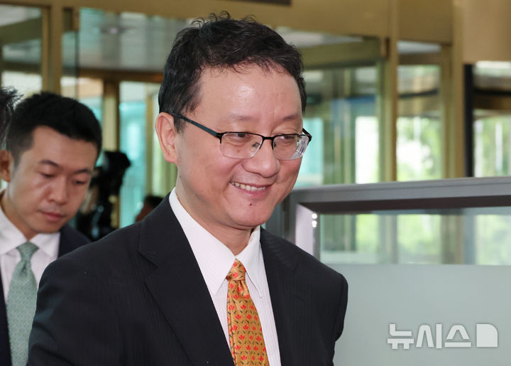 [서울=뉴시스] 김명원 기자 = 류진쑹 중국 외교부 아주국장이 2일 오전 서울 종로구 외교부로 들어오고 있다. 이날 류진쑹 아주국장은 현안 관련해 정병원 외교부 차관보를 예방한다. 2025.07.02. kmx1105@newsis.com