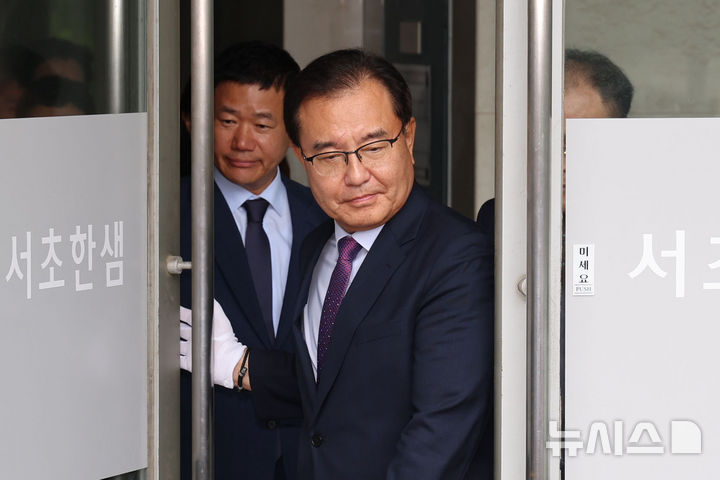 [서울=뉴시스] 권창회 기자 = 이명현 순직해병 특별검사를 비롯한 특검보가  2일 오전 서울 서초구에 마련된 특검 사무실에서 열린 현판식에서 현판 제막을 하기 위해 이동하고 있다. 2025.07.02. kch0523@newsis.com