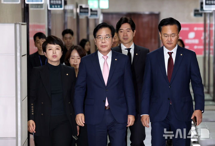 [서울=뉴시스] 고승민 기자 = 송언석 국민의힘 비상대책위원장 겸 원내대표가 2일 서울 여의도 국회에서 유상범 원내수석 등 의원들과 취임 기자회견장으로 향하고 있다. 2025.07.02. kkssmm99@newsis.com