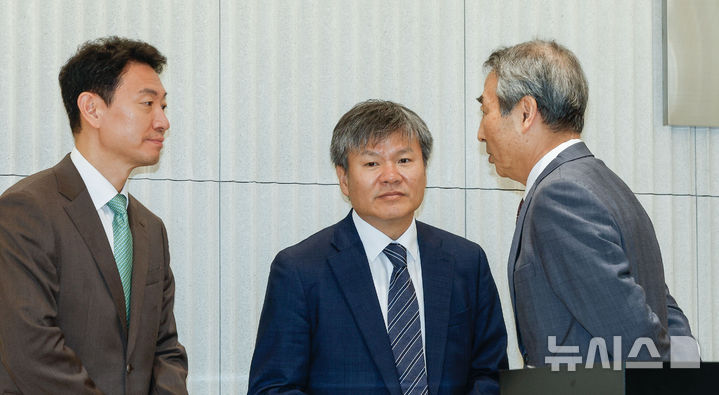 [서울=뉴시스] 배훈식 기자 = 윤석열 전 대통령의 부인 김건희 여사 의혹 관련 사건을 맡은 민중기(오른쪽) 특별검사가 2일 오전 서울 종로구 KT광화문빌딩 웨스트에 마련된 특검 사무실에서 현판 제막식에서 박상진(왼쪽부터), 문홍주 특검보와 대화를 나누고 있다. (공동취재) 2025.07.02. photo@newsis.com